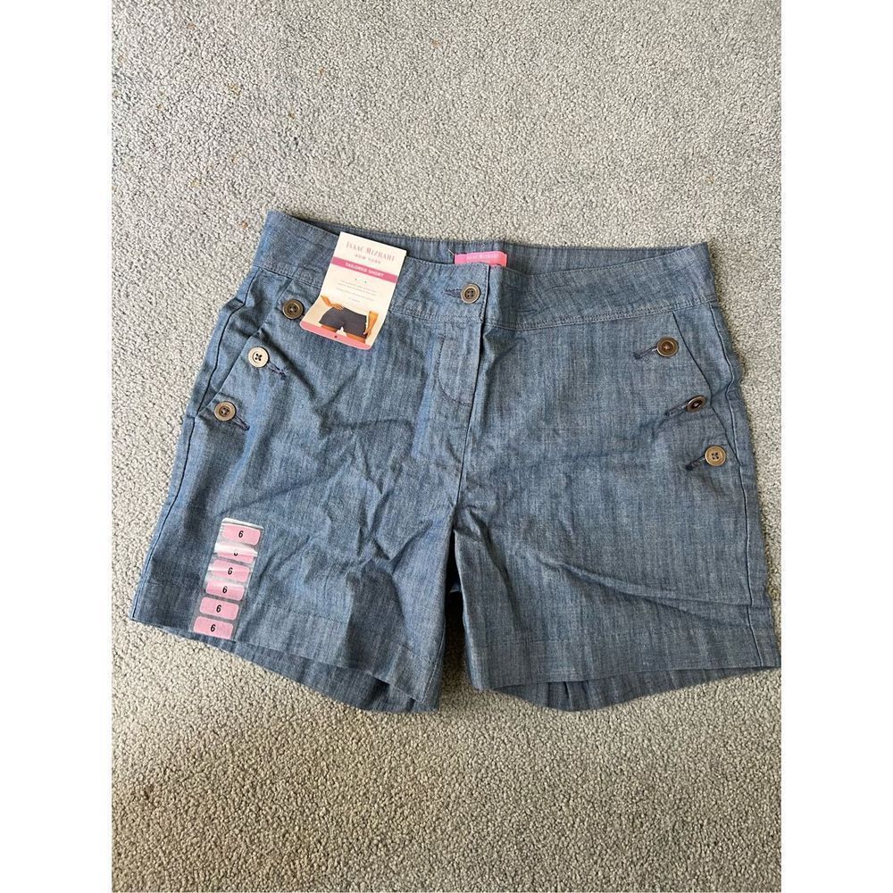 New with tags size 6 Isaac Mizrari 5in seam light jean shorts